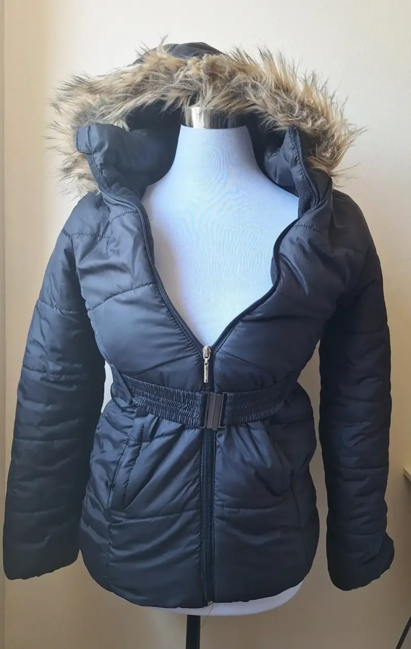 Chaqueta acolchada negra con capucha de pelo - 2