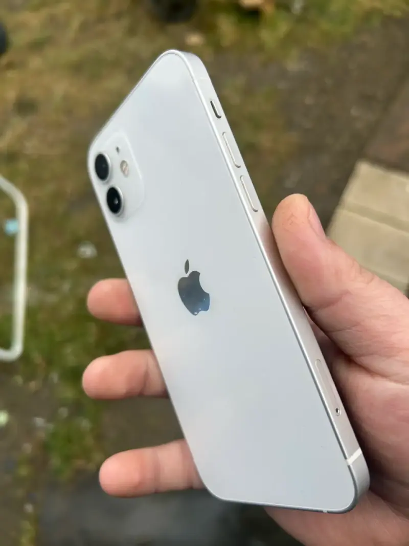 iPhone 12 128gb Blanco en Buen Estado - 2