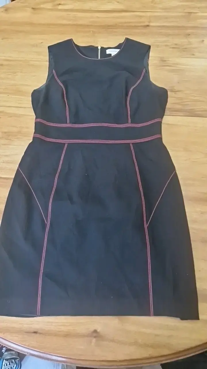 Vestido negro Calvin Klein con detalles rojos - 1