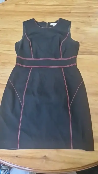 Vestido negro Calvin Klein con detalles rojos - miniatura 1