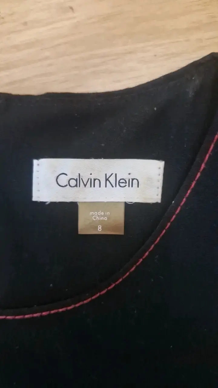 Vestido negro Calvin Klein con detalles rojos - 2