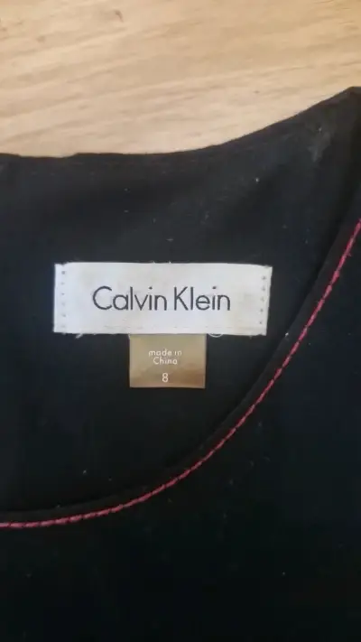 Vestido negro Calvin Klein con detalles rojos - miniatura 2