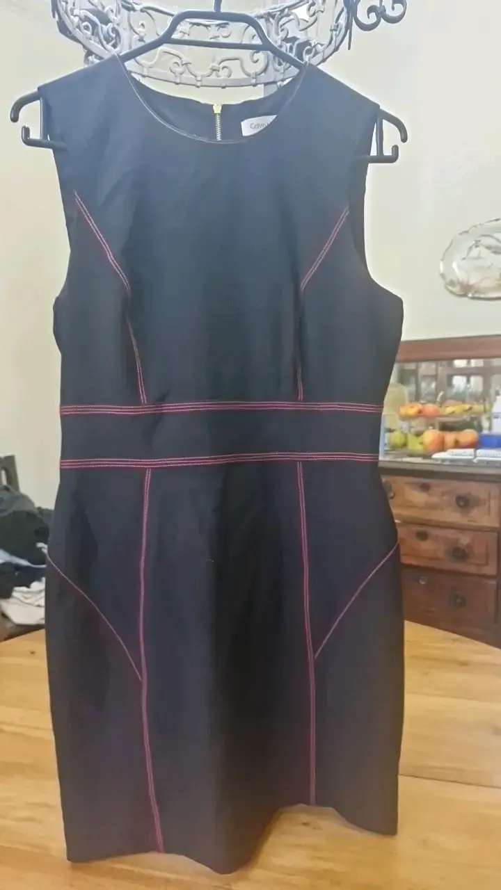 Vestido negro Calvin Klein con detalles rojos - 3