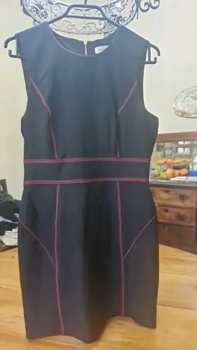 Vestido negro Calvin Klein con detalles rojos - miniatura 3