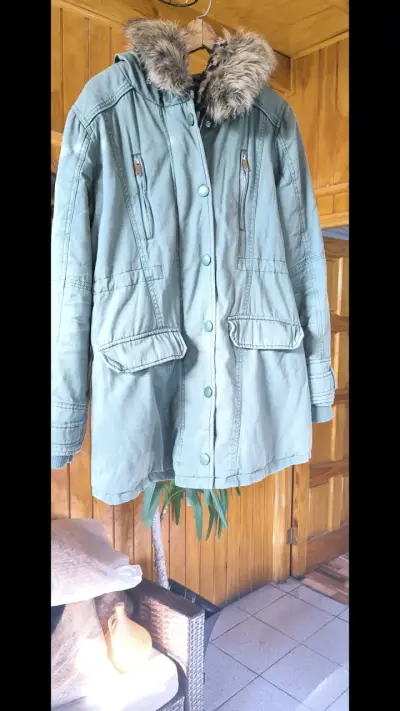 Parka verde con capucha de piel sintética - miniatura 1