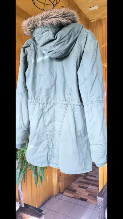 Parka verde con capucha de piel sintética - miniatura 2