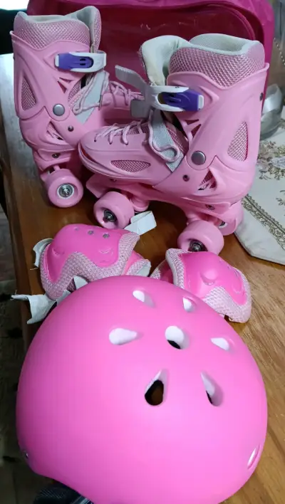 Set de Patines Rosados con Casco y Protecciones - miniatura 1