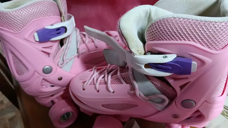 Set de Patines Rosados con Casco y Protecciones - 2
