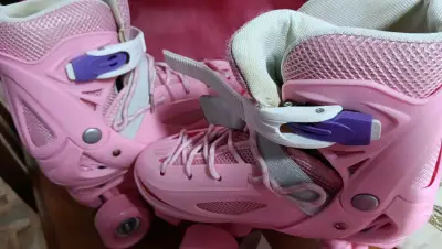 Set de Patines Rosados con Casco y Protecciones - miniatura 2