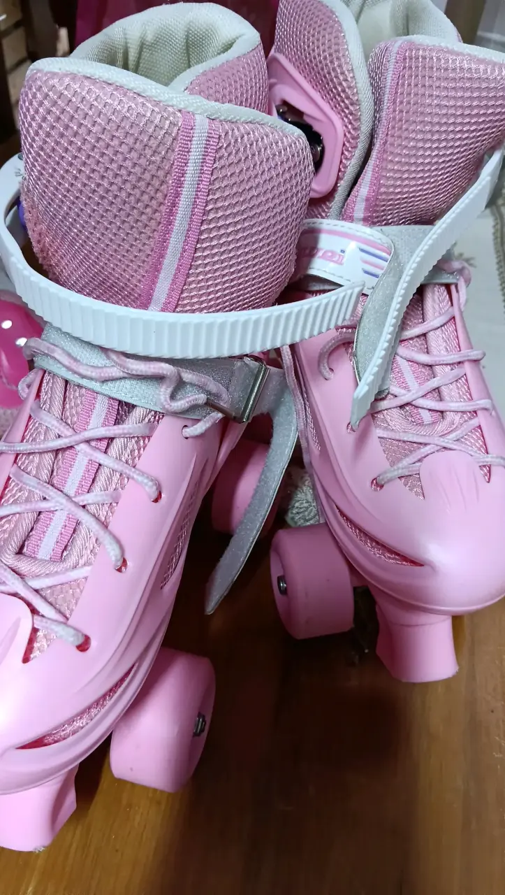 Set de Patines Rosados con Casco y Protecciones - 3
