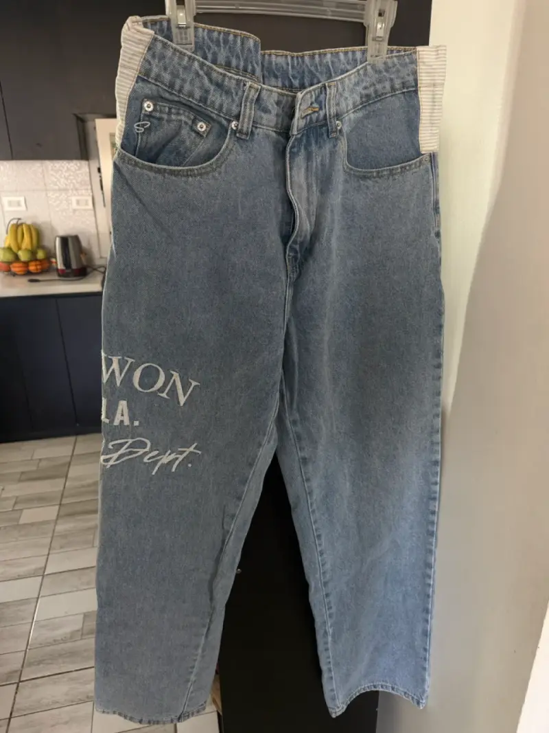 Jeans de mezclilla con diseño gráfico - 1
