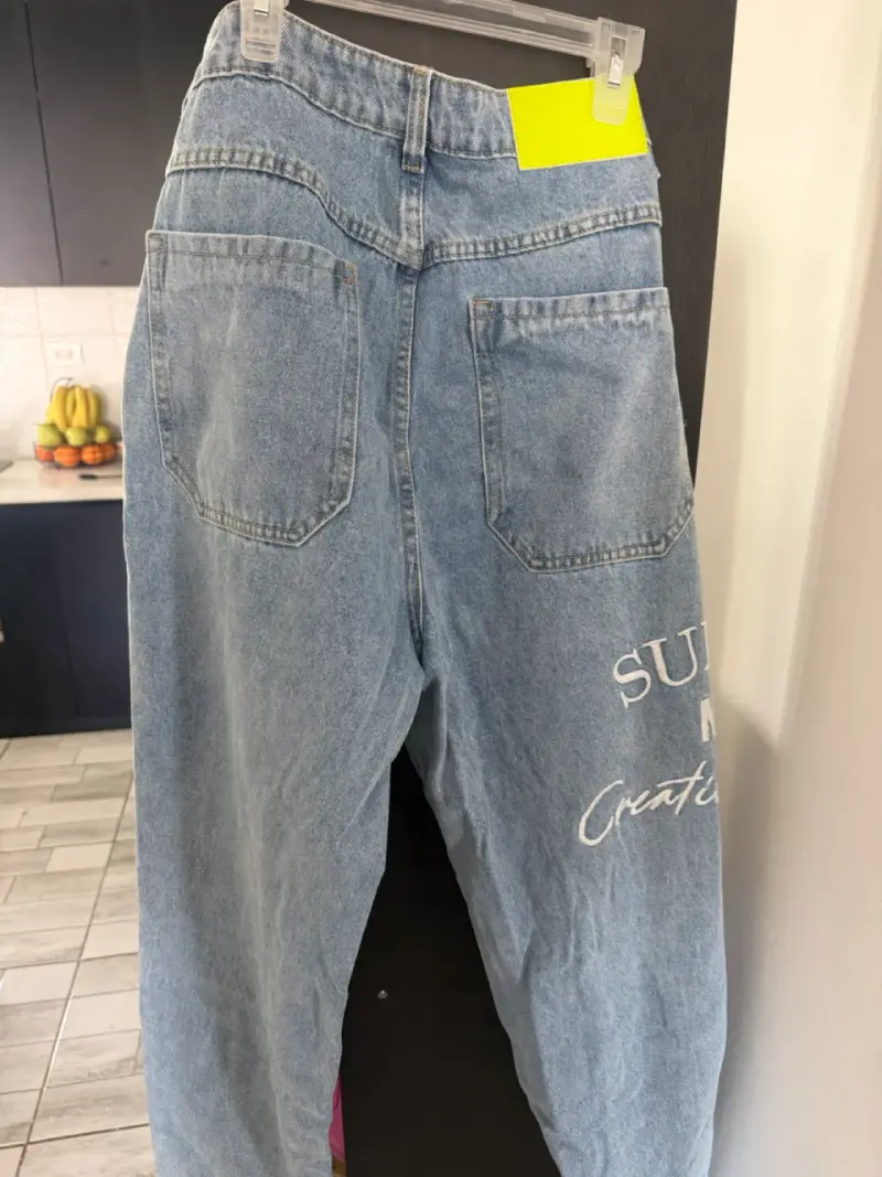 Jeans de mezclilla con diseño gráfico - 2