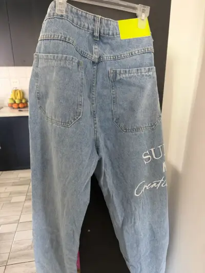 Jeans de mezclilla con diseño gráfico - miniatura 2
