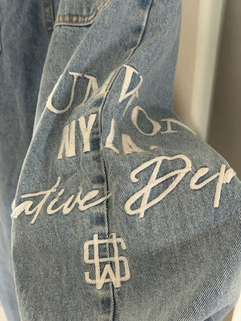 Jeans de mezclilla con diseño gráfico - 3