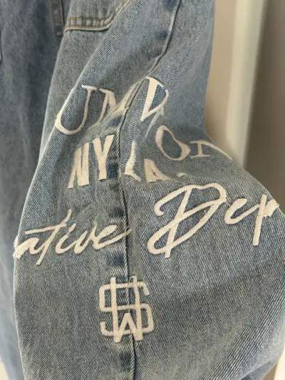 Jeans de mezclilla con diseño gráfico - miniatura 3