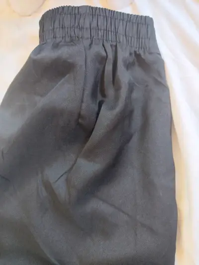 Pantalones negros con cinturón elástico para mujer - miniatura 4