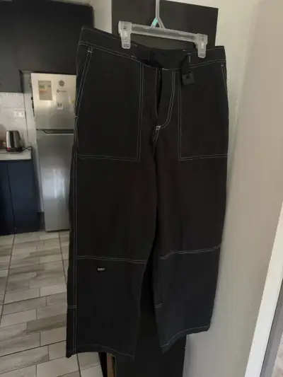 Pantalones negros Below con costuras visible - miniatura 2