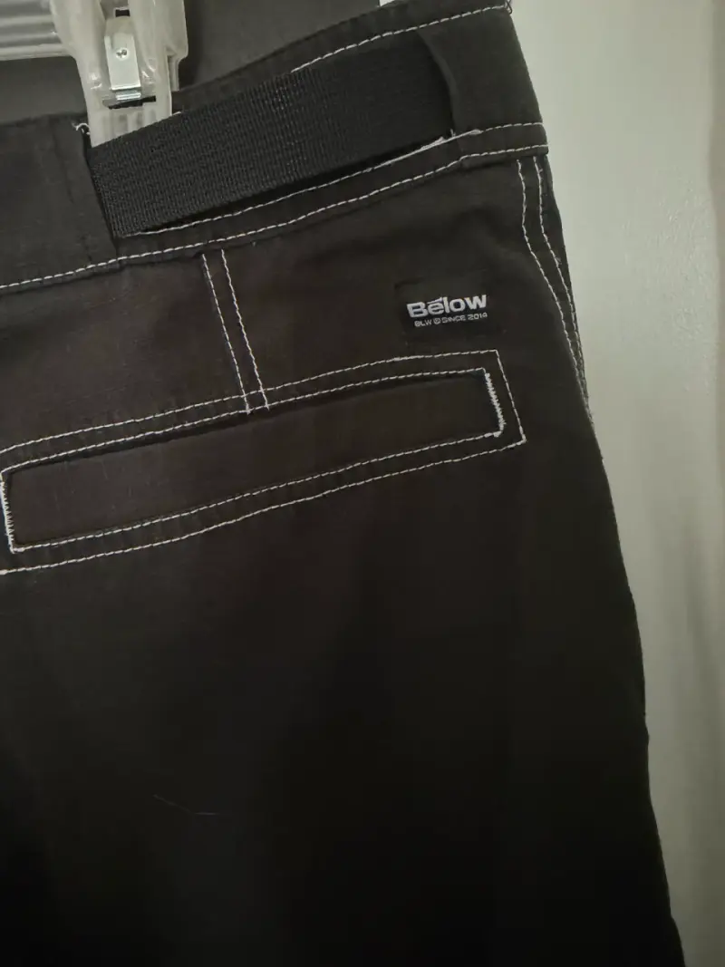 Pantalones negros Below con costuras visible - 3