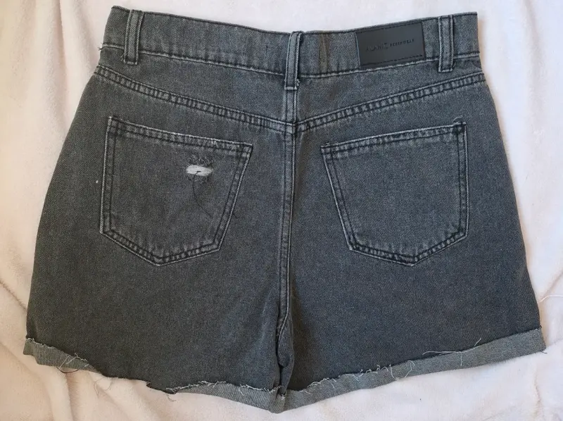 Shorts de mezclilla gris para mujer - 2