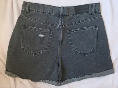Shorts de mezclilla gris para mujer - miniatura 2