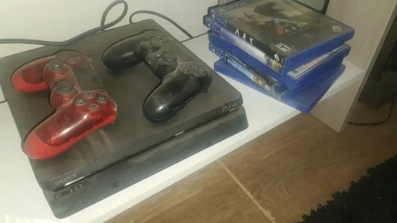 Consola PS4 con dos controles y juegos