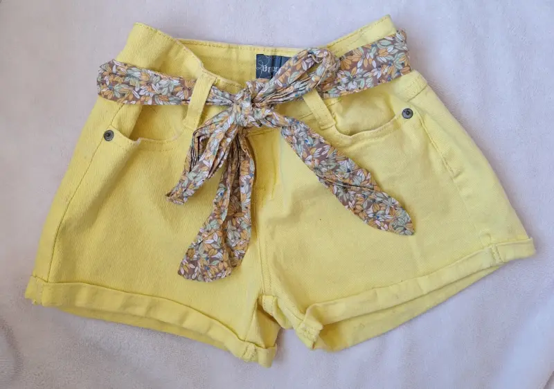 Shorts amarillos con cinturón floral para mujer - 1