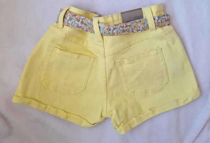 Shorts amarillos con cinturón floral para mujer - 2