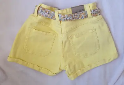 Shorts amarillos con cinturón floral para mujer - miniatura 2