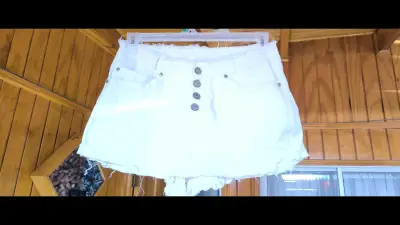 Shorts de mezclilla blancos con botones decorativos - miniatura 1