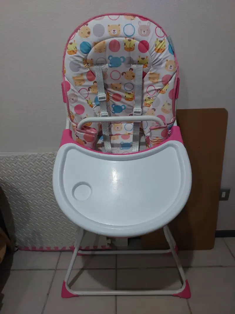 Silla de comer para bebé con diseño colorido