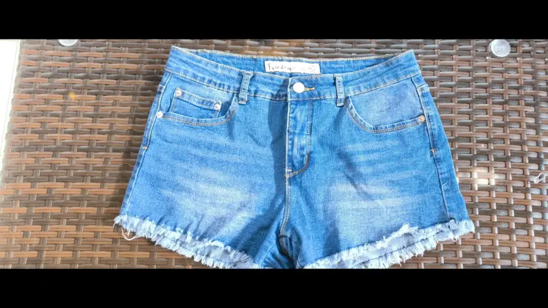 Shorts de mezclilla azul con borde deshilachado - 1