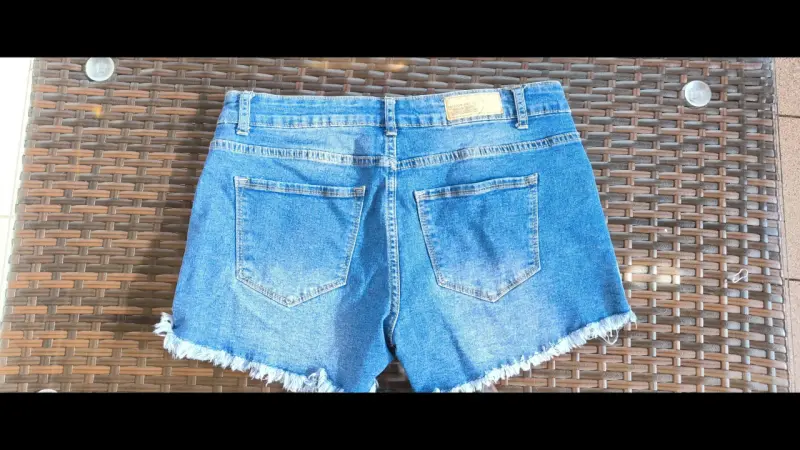 Shorts de mezclilla azul con borde deshilachado - 2