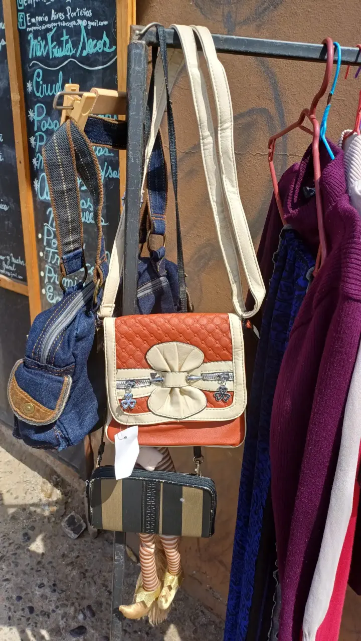 Cartera bandolera de cuero sintético con lazo decorativo - 1