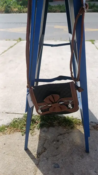 Cartera bandolera de cuero sintético con lazo decorativo - miniatura 2