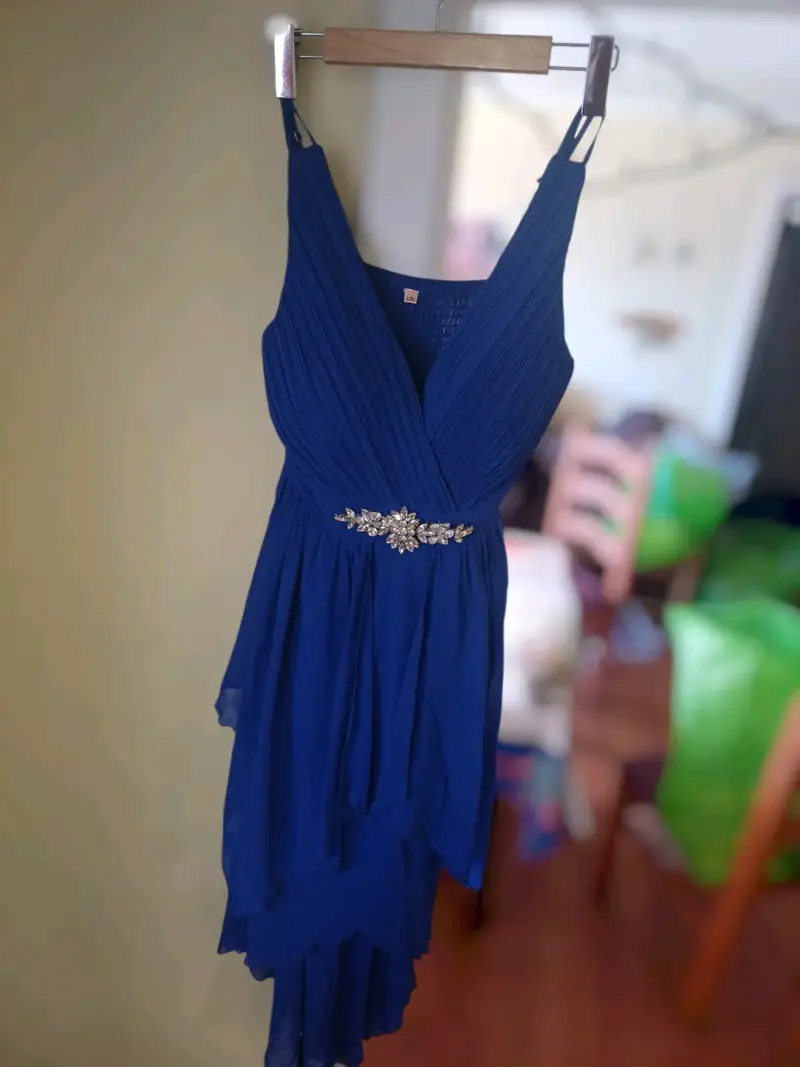 Vestido azul elegante con detalle de pedrería - 1