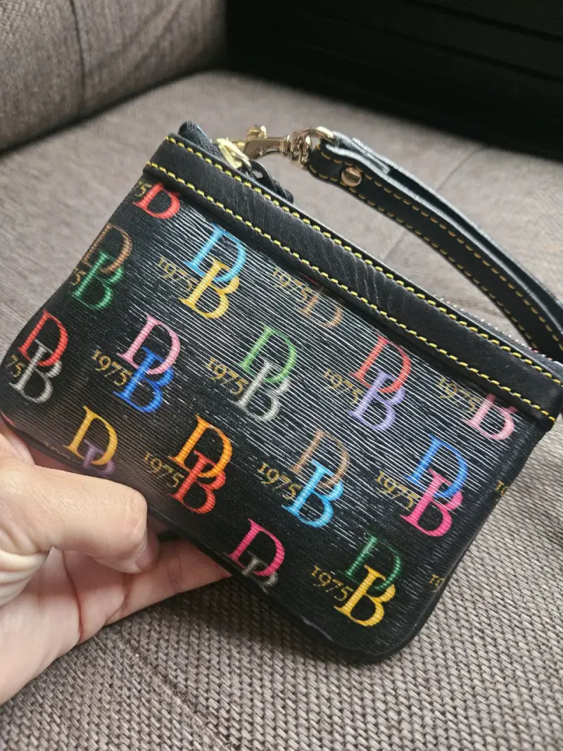 Monedero de mano multicolor con estampado DB - 1