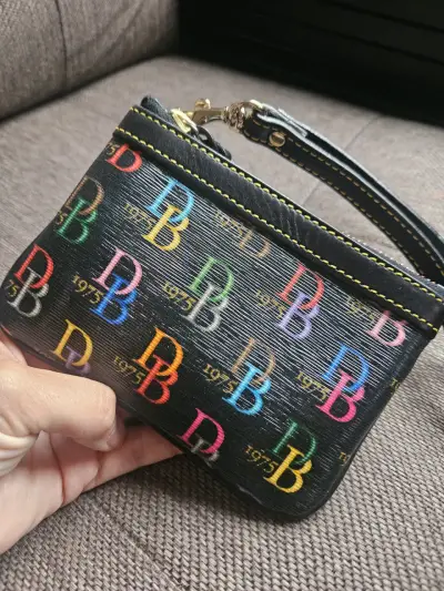 Monedero de mano multicolor con estampado DB - miniatura 1