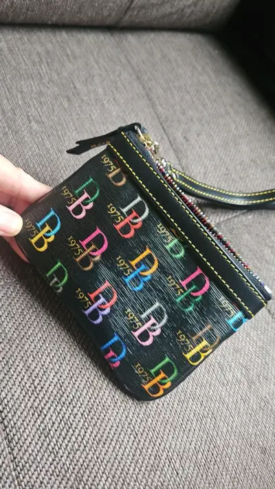 Monedero de mano multicolor con estampado DB - miniatura 4