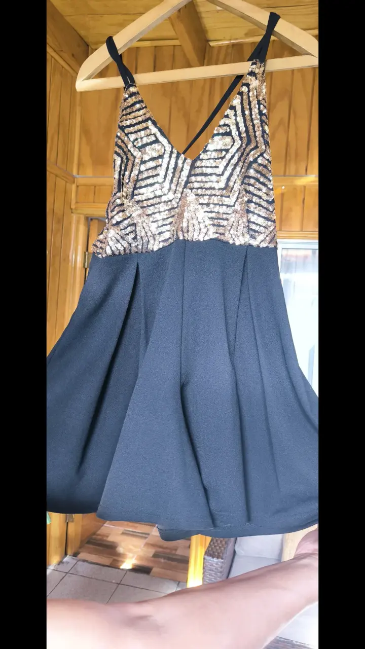 Vestido corto negro con lentejuelas doradas - 1
