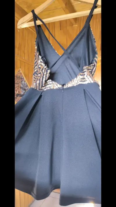 Vestido corto negro con lentejuelas doradas - miniatura 2
