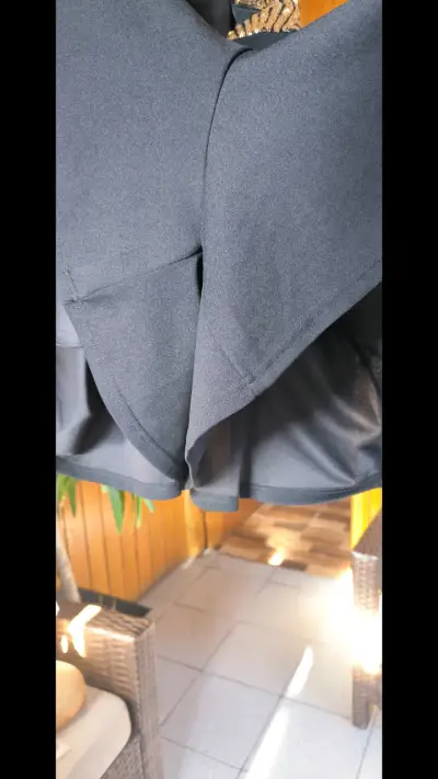 Vestido corto negro con lentejuelas doradas - miniatura 3