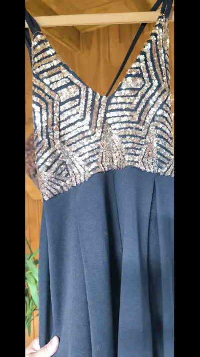 Vestido corto negro con lentejuelas doradas - miniatura 4