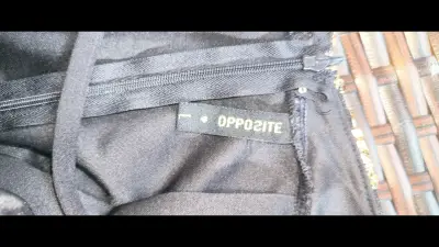 Vestido corto negro con lentejuelas doradas - miniatura 5