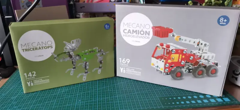Set de Mecano Triceratops y Camión Hidroelevador - 1