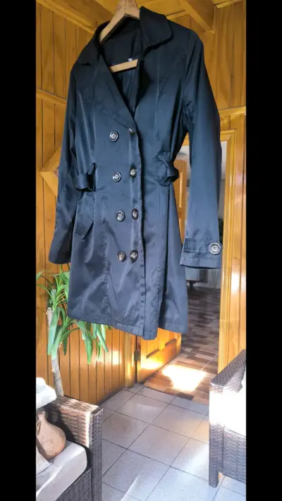 Abrigo negro de mujer elegante con botones - miniatura 1