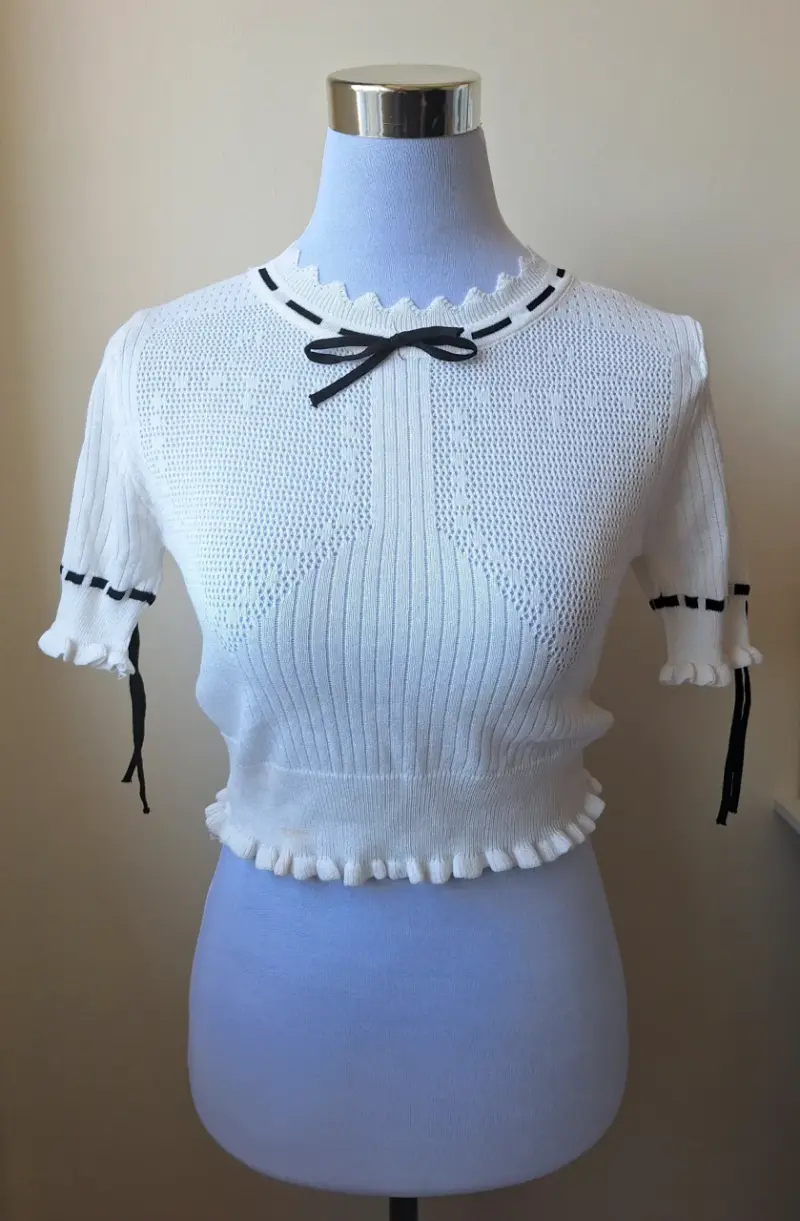 Suéter Blanco de Punto con Detalles de Lazo