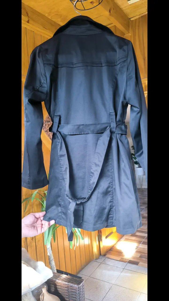 Abrigo negro de mujer elegante con botones - 2