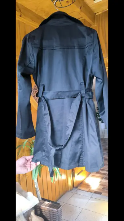 Abrigo negro de mujer elegante con botones - miniatura 2