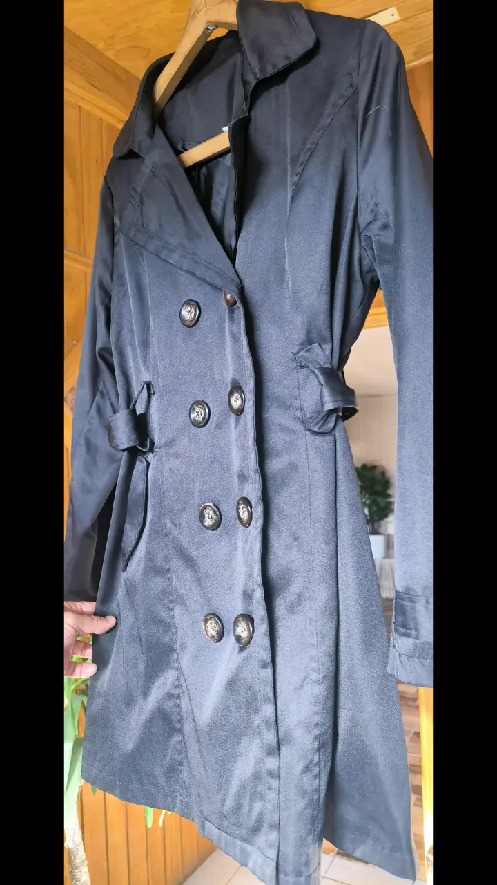 Abrigo negro de mujer elegante con botones - 3