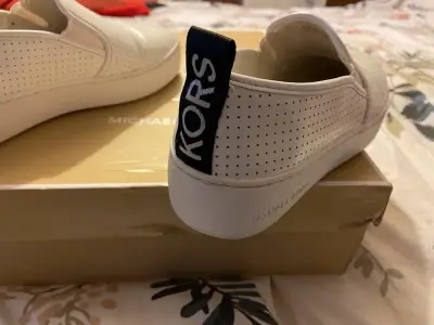 Zapatillas blancas Michael Kors con diseño perforado - miniatura 1
